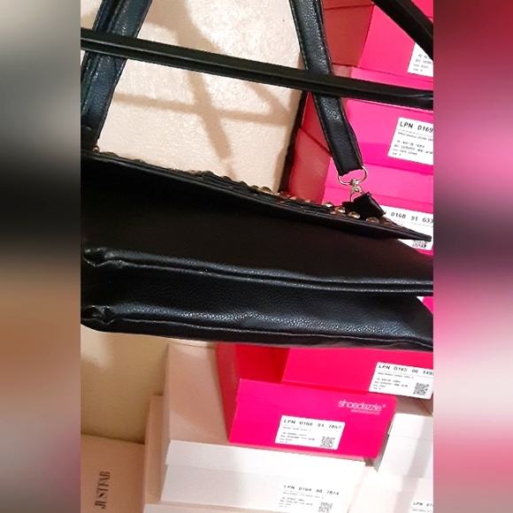 Black purse Medium size 2 inside compartments 1 zip compartment in back - Picture 3 of 3